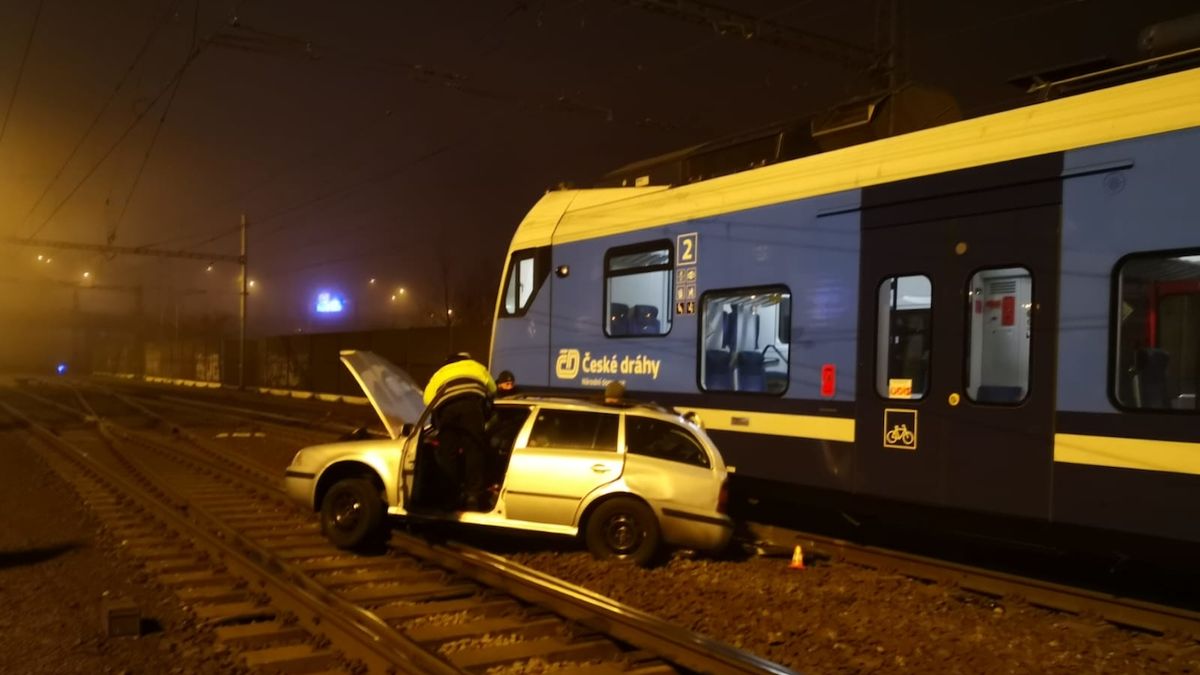 V Ostravě smetl vlak auto na přejezdu